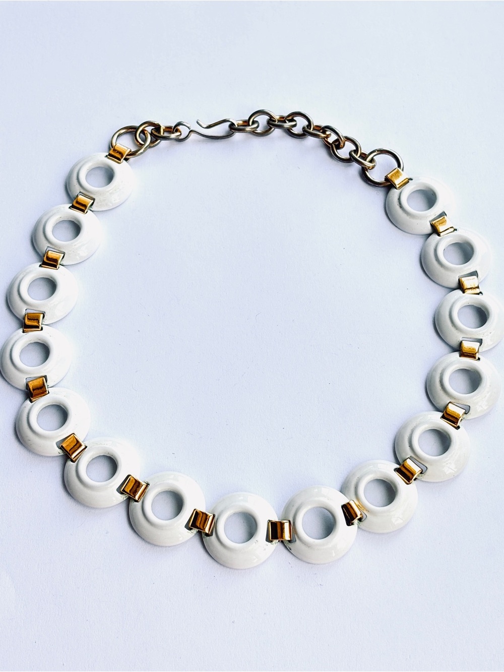 Monet Signed Vintage Mod 70s White Enamel Gold Tone Circle Choker Necklace 16.5”